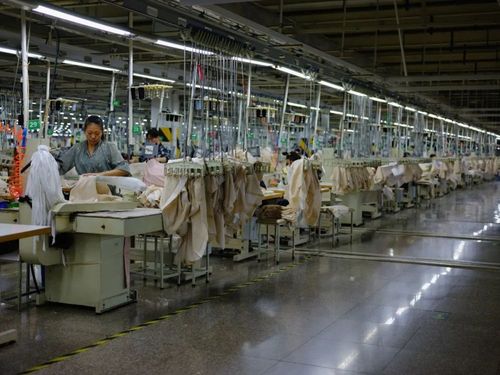 汉帛国际服装加工工厂的厂房直接被打造成了5g高清直播间,定期邀请网